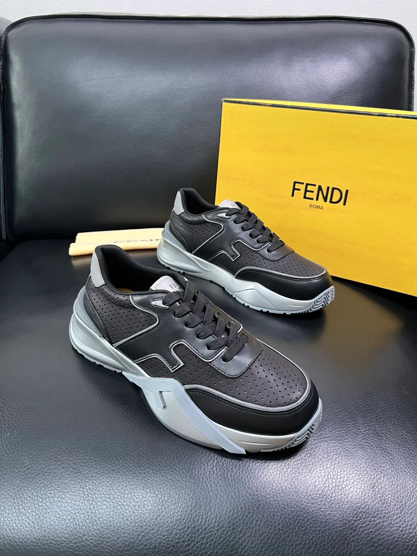 Men's shoes 💰840 FENDI top purchasing Fendi counters are equipped with the original factory, original fabrics imported from Italy, breathable and comfortable cowhide lining, soles: original soles specially provided by the original factory are super comfortable, original factory orders 🔍high quality, you can enter and exit the counter at will, welcome to compare, code number 39-44 (customized 38-45) 85856